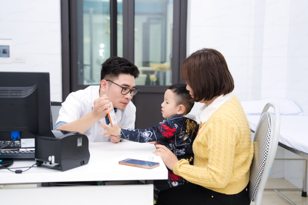 Hình ảnh bác sĩ của đoàn đang khám cho một bệnh nhi nhỏ tuổi