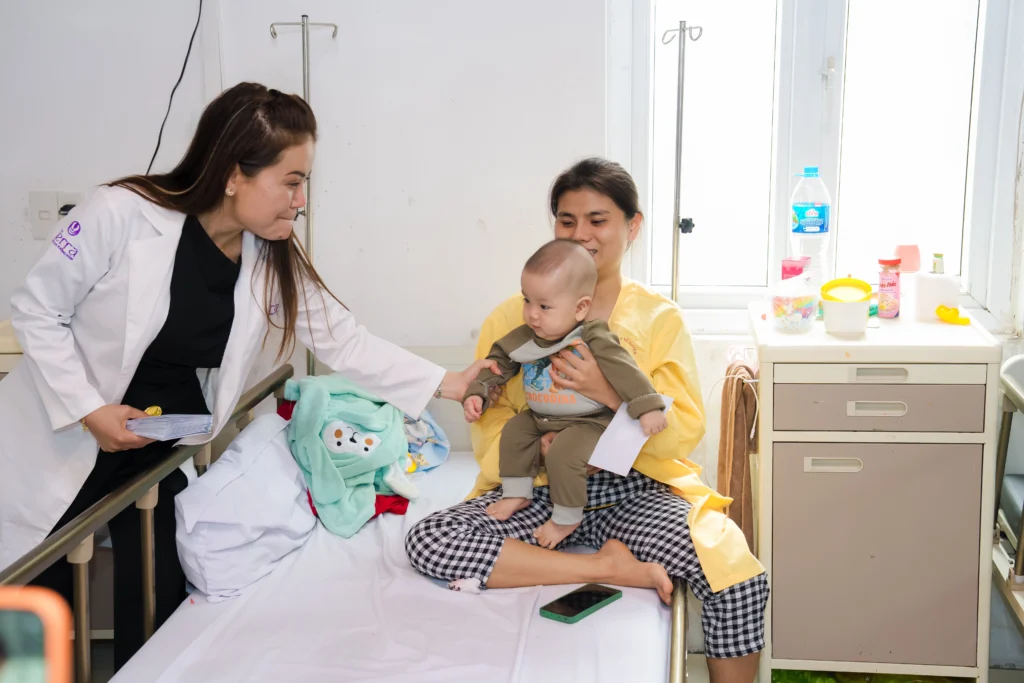 Chủ tịch Nguyễn Thị Thu Thảo trao quà cho một bệnh nhi đang điều trị tại Bệnh Viện Đa Khoa Vân Đồn