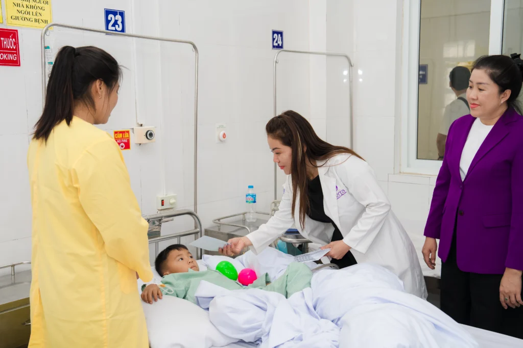 Chủ tịch Nguyễn Thị Thu Thảo trao quà, động viên cho một em nhỏ đang điều trị tại bệnh viện